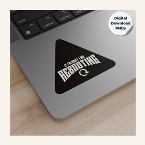 Puede incluir: Una pegatina triangular negra con el texto blanco "IF I'M QUIET, I AM REBOOTING" en un portátil. También es visible una pegatina redonda blanca con "Digital Download PNGs".
