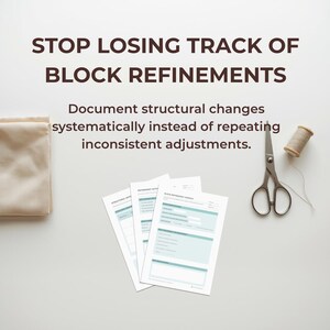 Könnte beinhalten: Ein Set aus drei gedruckten Formularen mit den Titeln Block Refinement Context, Structural Report und Refinement Outline, begleitet von einem gefalteten beigen Stoff, einer Metallschere und einer Garnrolle, mit dem Text STOP LOSING TRACK OF BLOCK REFINEMENTS.