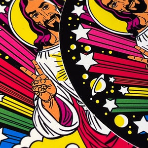 Może przedstawiać: Kolorowe naklejki przedstawiające kresk&oacute;wkową ilustrację Jezusa z aureolą, pokazującego znak pokoju. Tło zawiera gwiazdy, planety i tęczowe paski. Grafika ma styl retro komiksu.