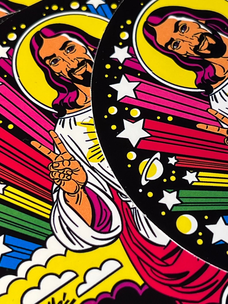 Może przedstawiać: Kolorowe naklejki przedstawiające kresk&oacute;wkową ilustrację Jezusa z aureolą, pokazującego znak pokoju. Tło zawiera gwiazdy, planety i tęczowe paski. Grafika ma styl retro komiksu.