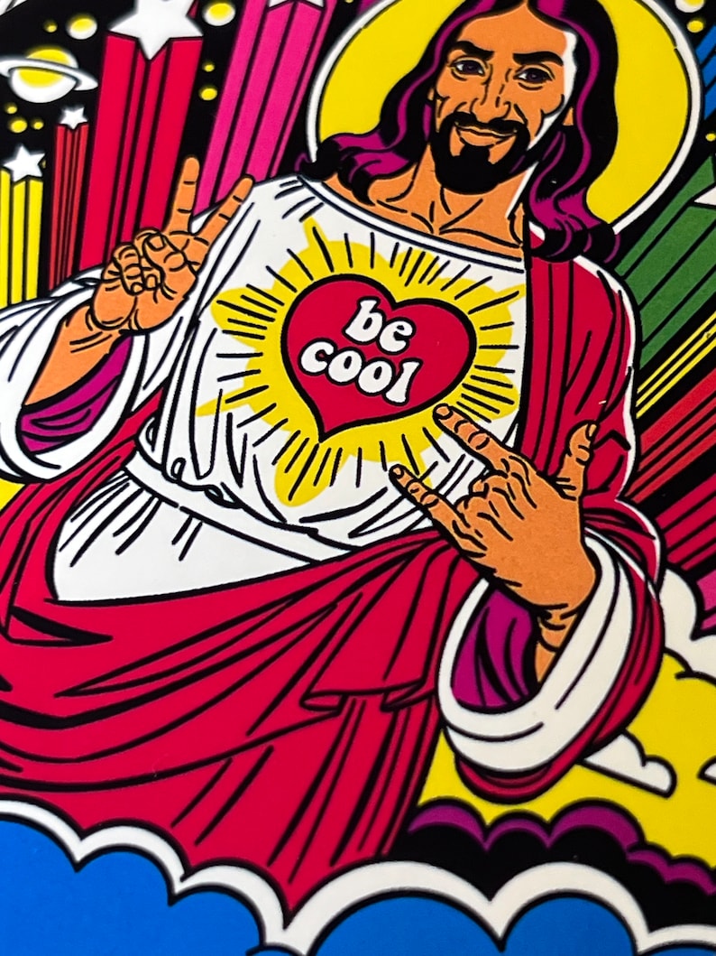 Może przedstawiać: Ilustracja w stylu pop-art przedstawiająca postać z aureolą, ubraną w białą szatę i czerwony płaszcz. Postać ma brodę i wykonuje gesty dłońmi. Na piersi znajduje się serce z napisem "be cool". Tło ma kolorowe paski i gwiazdy.