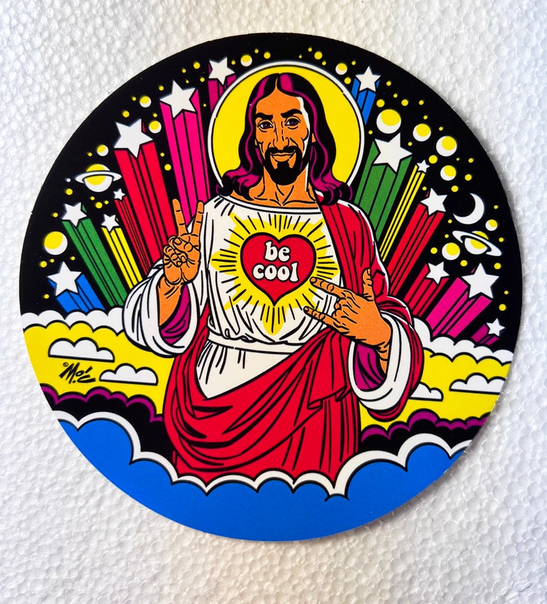 Może przedstawiać: Kolorowa, okrągła grafika przedstawiająca stylizowaną ilustrację postaci w czerwonej szacie i białej tunice, z długimi włosami i brodą. Projekt zawiera gwiazdy, promienie i tekst "be cool" w sercu.