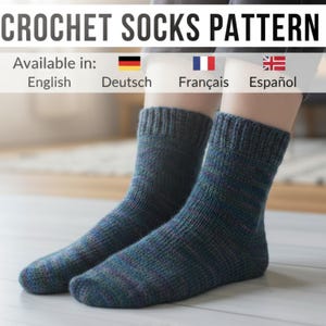 Könnte beinhalten: Ein Paar handgestrickte Socken in Blau-, Grün- und Lilatönen. Die Socken werden auf einer hellen Oberfläche präsentiert. Der Text "CROCHET SOCKS PATTERN" steht oben, darunter "Available in: English, Deutsch, Français, Español".