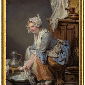 Op de afbeelding: Een ingelijst schilderij toont een vrouw die kleren wast in een bekken. Ze draagt een witte muts, een blauwe jurk en een gestreepte rok. Een metalen kan staat op een kruk, en wasgoed hangt op de achtergrond. Het schilderij zit in een gouden lijst.