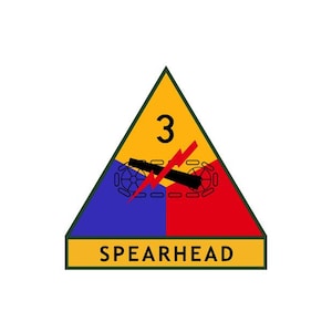 Puede incluir: Un emblema triangular con una sección superior amarilla con el número 3, una sección izquierda azul y una sección derecha roja. Una silueta negra de oruga de tanque está centrada con un rayo rojo. La base es una barra amarilla con el texto SPEARHEAD.