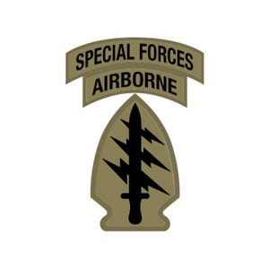 Peut inclure: Écusson militaire vert olive avec le texte "SPECIAL FORCES AIRBORNE". Le patch présente un éclair noir et un motif de poignard à l'intérieur d'une pointe de flèche stylisée.