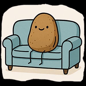 Puede incluir: Ilustración de dibujos animados de una patata marrón con una cara sonriente sentada en un sofá azul claro. La patata tiene pequeñas piernas negras y está centrada en el sofá. El sofá es azul claro con patas de madera.