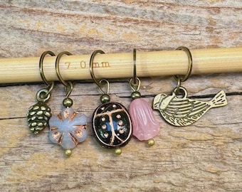5 Maschenmarkierer mit Marienkäfer, Vogel, Blumen, böhmischen Glasperlen - Maschenzähler bronze - Set - Stricken, Strickhilfe stitch marker