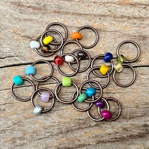 20 maskmarkörer med färgglada glaspärlor - maskräknare - flerfärgad koppar - set - stickning, stickhjälpsringar - upp till 5 mm stickstorlek