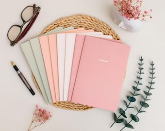 Rosa anteckningsblock presentset med ask – 8-pack A5-anteckningsblock med mjuk pärm, 60 sidor styck, blandade vinter-, vår-, sommar-, höstfärger i pastellförpackning