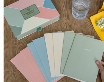 A5 anteckningsblock - 8 mjuka anteckningsböcker i presentförpackning, 5 säsongskollektioner tillgängliga, 60 sidor styck, linjerat eller punkterat rutpapper