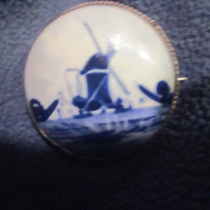delft and sterlng brooch, holland