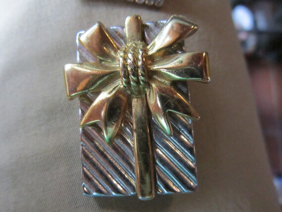 pair of vintage christmas pins rhinestone package… - image 4