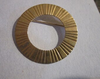 stunning vintage 14K gold circle pin marked m&m 1 1/4" textured gold