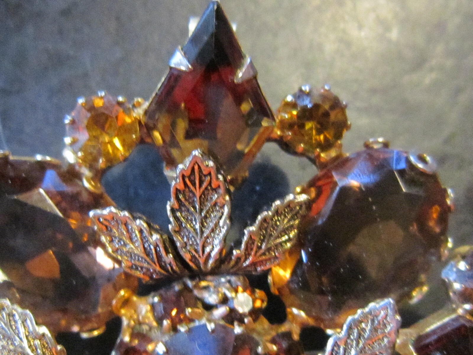 Broche épingle Carrée Strass – Effet Marron Et Pierres – Occasion