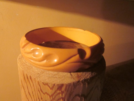 carved butterscotch bakelite bangle bracelet, bak… - image 4
