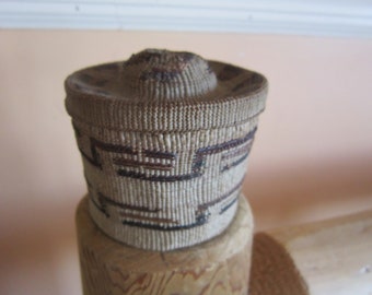 VENTA RARA Cesta con tapa de sonajero tlingit, calidad de museo, hermosa cesta