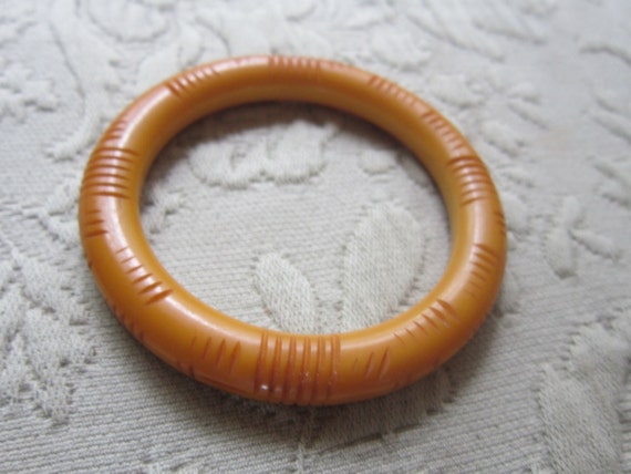 carved butterscotch bakelite bangle bracelet, - image 3