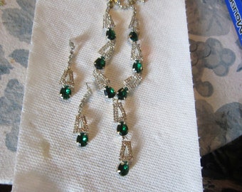 pierres vert émeraude et collier strass & boucles d’oreilles percées vintage set toutes les pierres serties à broches