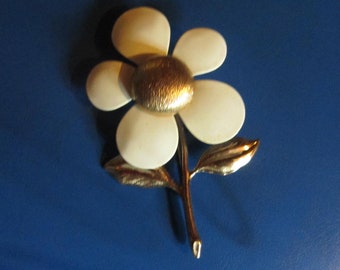 vintage sara coventry flower pin white and brushed gold   3 3/4"