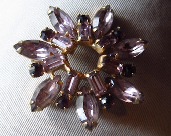vintage shades of purple rhinestone brooch gorgeous great sparkle 1 3/4"
