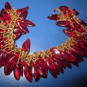 Funky vtg bracelet, chain with lucite drops, unusual red beads