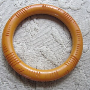 carved butterscotch bakelite bangle bracelet,
