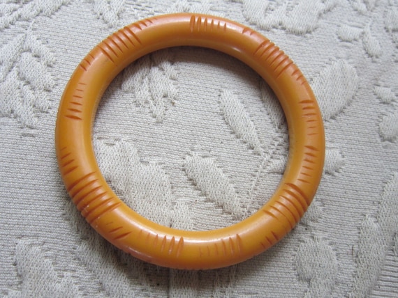 carved butterscotch bakelite bangle bracelet, - image 1