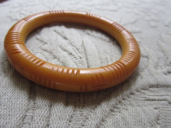 carved butterscotch bakelite bangle bracelet, - image 2