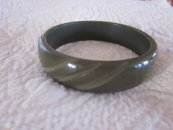 carved bakelite bracelet, dark green , jewelry,,,… - image 2
