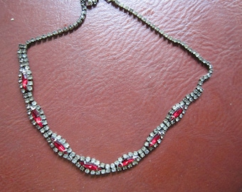 collar de pedrería piedras rojas rubí con pedrería clara