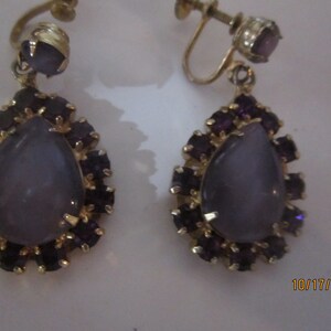 vintage violette Ohrhänger mit Schraubverschluss (3 cm).