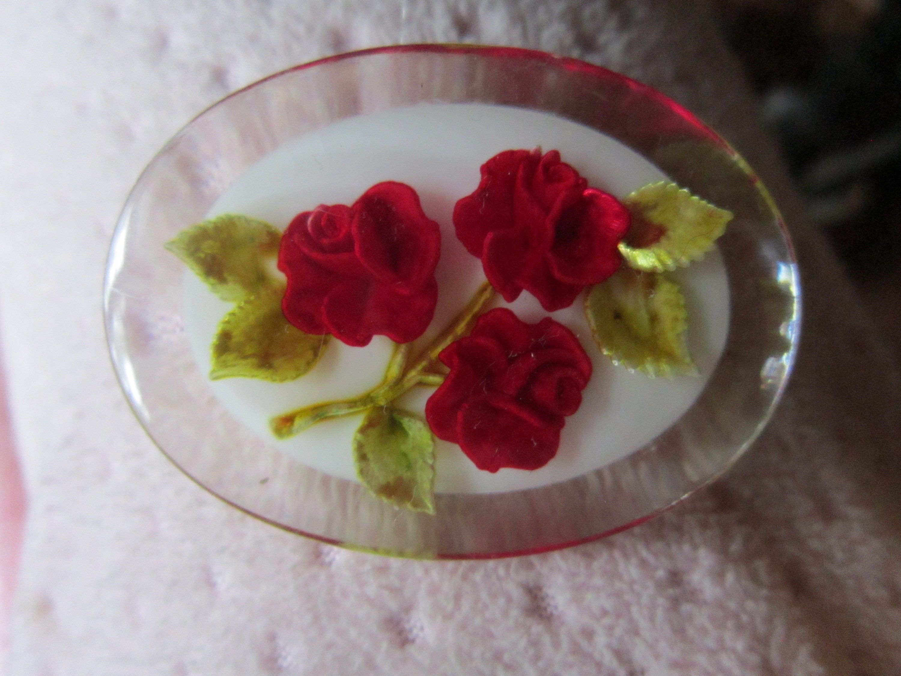 バラが描かれたヴィンテージ ルーサイト ピン 美しい 2 インチ x 1 1/2