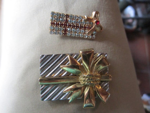 pair of vintage christmas pins rhinestone package… - image 1