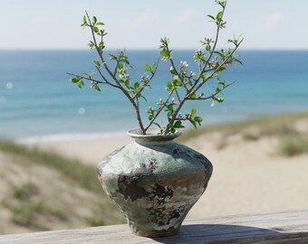 グリーンのストライプが入った茶色の丸型浅型花瓶 | 手作りの陶器製