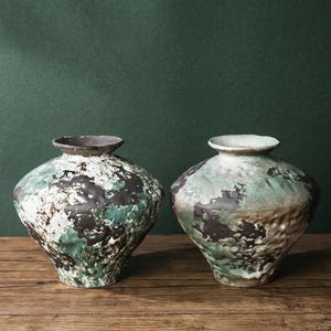 Jarrón rústico de cerámica verde