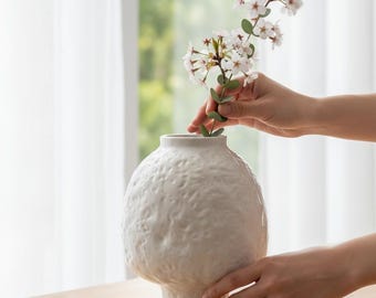 Ręcznie robiony teksturowany biały ceramiczny wazon: minimalistyczny wystrój domu