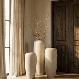 Gran jarrón de cerámica escultural para suelo, textura de piedra caliza hecha a mano, decoración minimalista moderna.