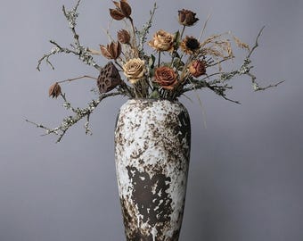 質感のある素朴な円錐形のダークブラウン陶器の花瓶、手作りの陶器の