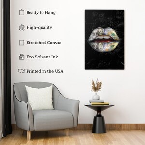 Puede incluir: Impresi&oacute;n en lienzo que muestra un primer plano de labios hechos con billetes de cien d&oacute;lares estadounidenses sobre un fondo negro. La obra de arte est&aacute; estirada sobre un lienzo y lista para colgar. La impresi&oacute;n est&aacute; hecha con tinta eco-solvente e impresa en EE. UU.