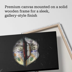 Puede incluir: Impresi&oacute;n art&iacute;stica en lienzo que muestra un primer plano de una boca hecha con billetes de 100 d&oacute;lares estadounidenses, con dientes blancos y un interior rojo, sobre un fondo negro. El texto "Premium canvas mounted on a solid wooden frame for a sleek, gallery-style finish" es visible.