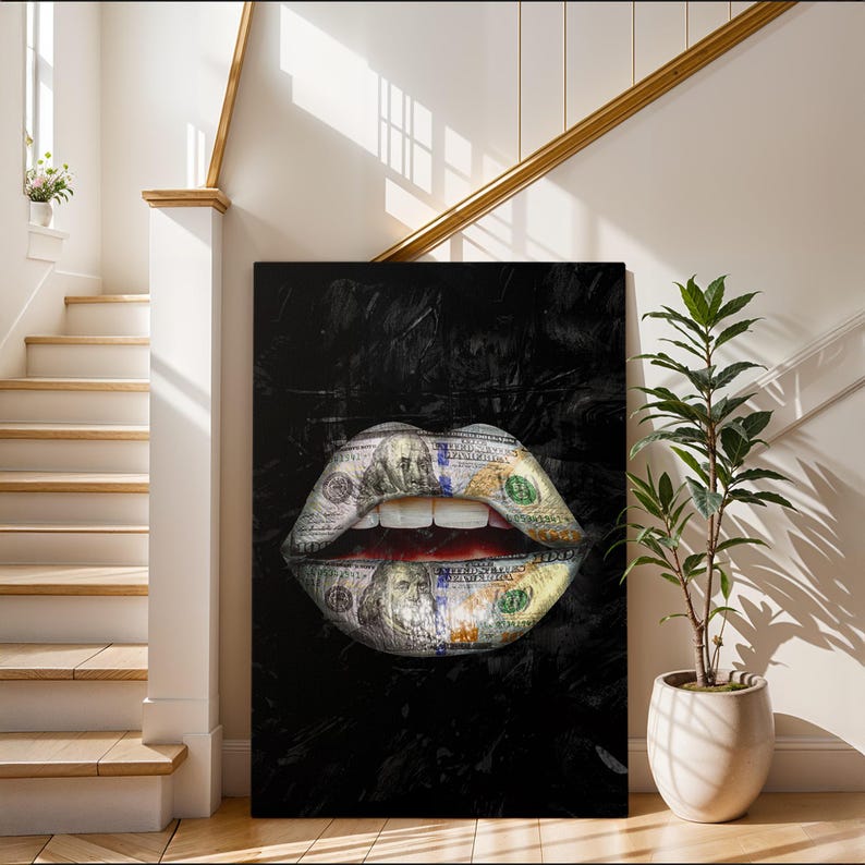 Puede incluir: Impresi&oacute;n en lienzo que presenta un primer plano de unos labios, con la imagen de billetes de cien d&oacute;lares estadounidenses cubriendo los labios. El fondo es negro con pinceladas texturizadas. Los labios est&aacute;n abiertos, revelando dientes blancos y un interior rojo.
