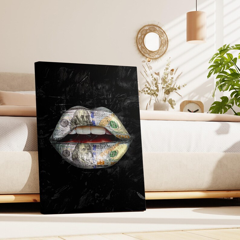 Puede incluir: Impresi&oacute;n en lienzo negro que presenta un primer plano de unos labios, cuyo dise&ntilde;o est&aacute; hecho con billetes de cien d&oacute;lares estadounidenses. Los labios abiertos revelan dientes blancos y un interior rojo, sobre un fondo negro texturizado.