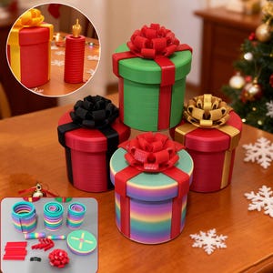 Puede incluir: Una colección de cajas de regalo coloridas, impresas en 3D, con lazos decorativos. Las cajas son rojas, verdes y arcoíris, con lazos rojos, negros y dorados. También se ven juguetes adicionales impresos en 3D.