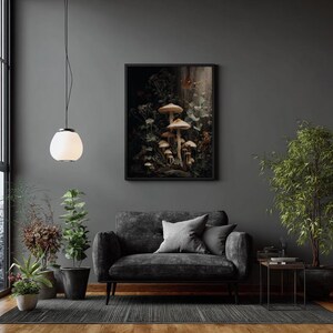 Peut inclure: Une impression d'art encadr&eacute;e repr&eacute;sentant des champignons dans une for&ecirc;t. L'&oelig;uvre est accroch&eacute;e au-dessus d'un canap&eacute; gris fonc&eacute; avec des coussins. La pi&egrave;ce est d&eacute;cor&eacute;e de plantes et d'une suspension moderne.