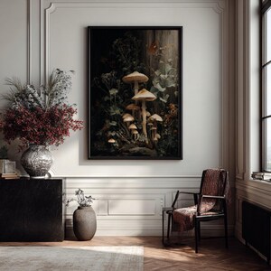 Peut inclure: Une impression d'art encadr&eacute;e repr&eacute;sente un groupe de champignons dans un cadre forestier. L'&oelig;uvre d'art pr&eacute;sente une palette de couleurs sombres avec des nuances de marron, beige et vert. L'impression est expos&eacute;e dans une pi&egrave;ce avec un meuble noir, un vase de fleurs et une chaise en bois.