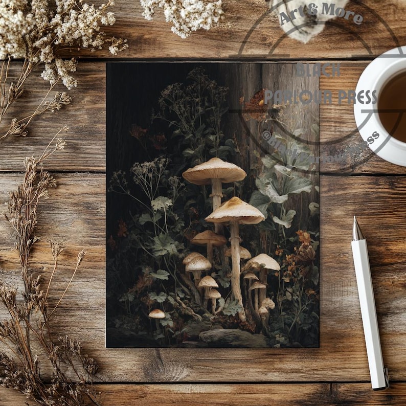Peut inclure: Une impression pr&eacute;sentant une illustration d&eacute;taill&eacute;e de champignons aux chapeaux et tiges beiges, sur un fond sombre et sombre de feuillage. L'&oelig;uvre est expos&eacute;e sur une surface en bois, avec un stylo et une tasse de caf&eacute; &agrave; proximit&eacute;.