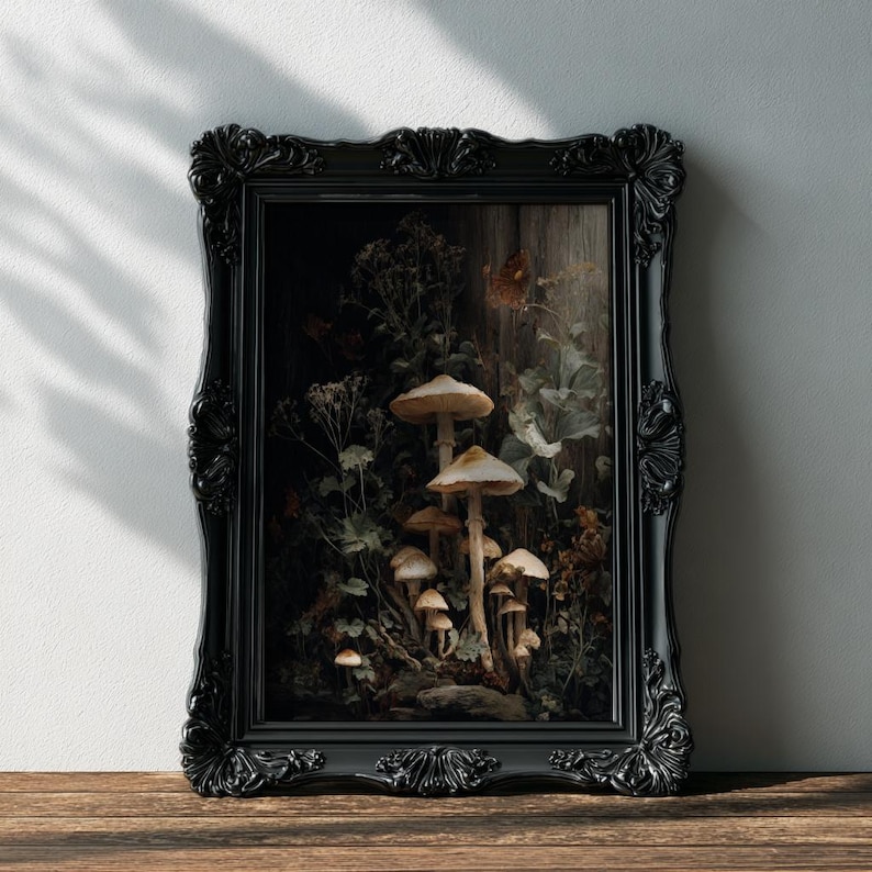 Peut inclure: Une impression d'art encadr&eacute;e repr&eacute;sentant une illustration d&eacute;taill&eacute;e de champignons dans un cadre forestier. L'&oelig;uvre est encadr&eacute;e dans un cadre noir orn&eacute;. Les champignons ont des chapeaux beiges et des tiges blanches, entour&eacute;s de feuillage vert.