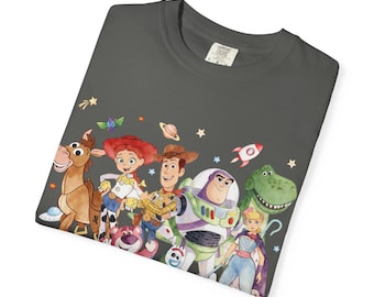 Maglietta con illustrazione ad acquerello dei personaggi di Toy Story: cowboy, astronauta, dinosauro, maiale