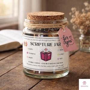 Op de afbeelding: Een glazen Schriftpot met een kurken deksel en touwdetails. De pot heeft een label met de tekst "SCRIPTURE JAR" en "90 BIBLE VERSES - COLOR-CODED BY EMOTION". Een roze label met "for you" hangt aan de pot. De pot bevat bijbelverzen.